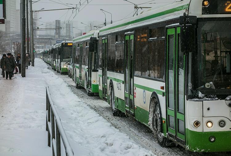 В районе Северное Бутово автобусы остановились из-за очень скользкой дороги