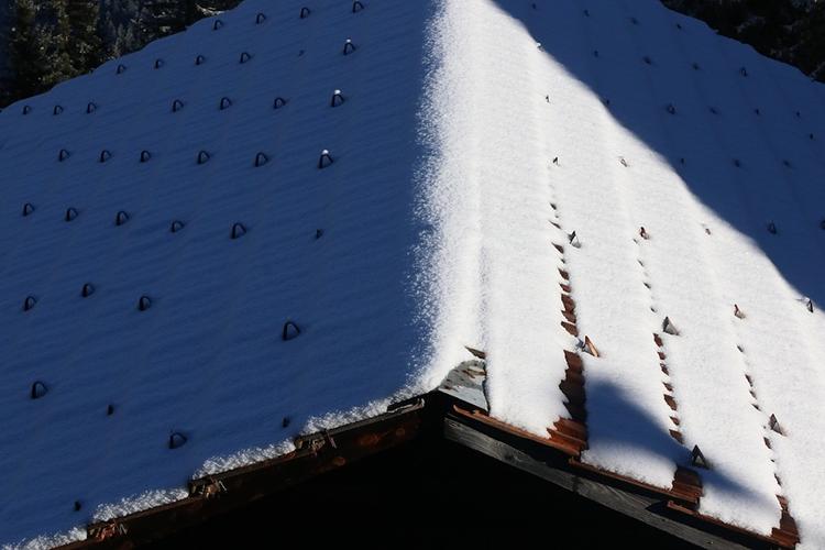 Под Архангельском снежная масса, упавшая с крыши, убила пенсионерку