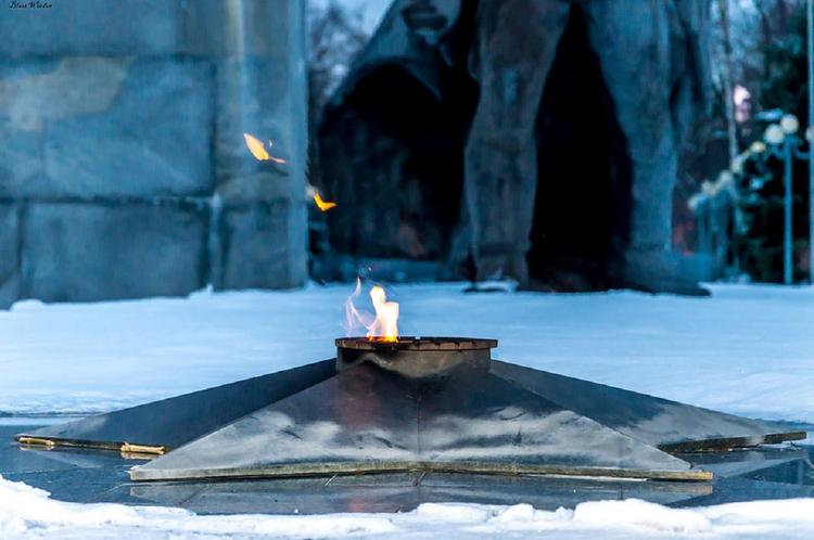 На Украине вандалы осквернили мемориал "Вечный огонь"