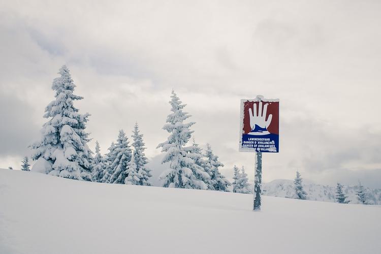 Снежная лавина сошла на горнолыжном курорте в Швейцарии