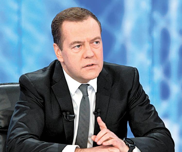 Медведев переходит из обороны в нападение