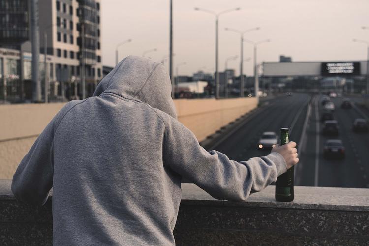 Врач-геронтолог: Алкоголь и холод являются главными причинами смертности мужчин