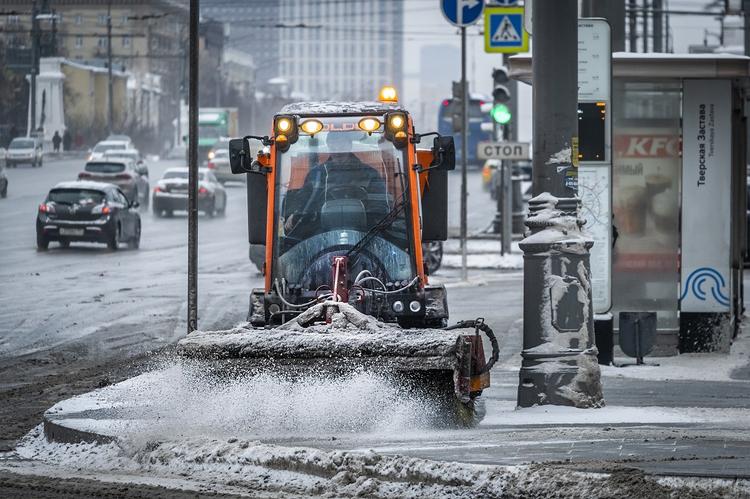 На улицы столицы вывели более 8 тысяч единиц техники по уборке снега