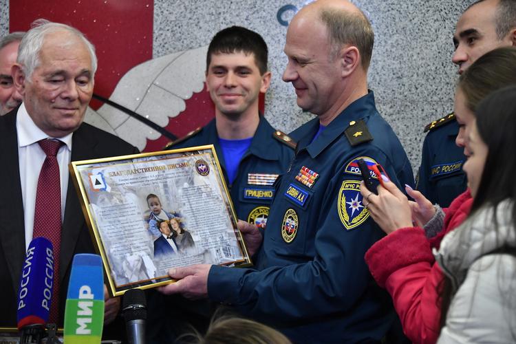 Сотрудник МЧС, спасший младенца в Магнитогорске, получил награду "За доблесть"