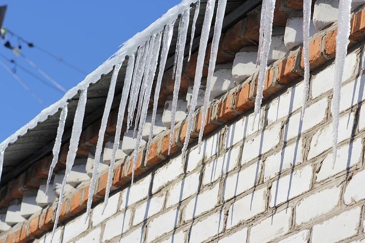 В Саратове на школьника рухнула глыба льда с крыши