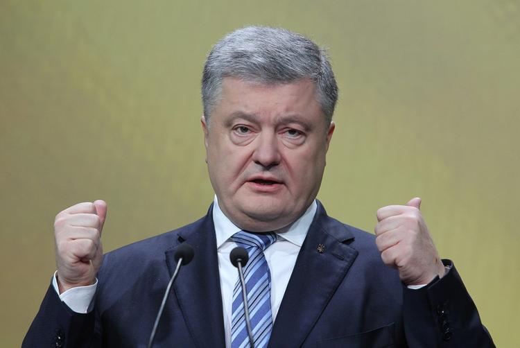 Порошенко 23 февраля поздравил украинцев с "забывчивостью"