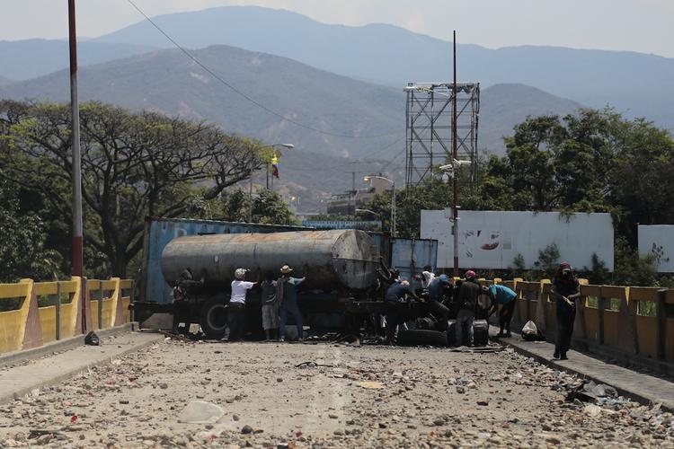 МИД Венесуэлы: в гуманитарном грузе находились детали для возведения баррикад