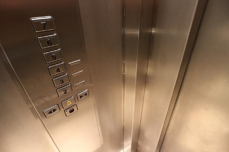 В здании на Рублевке оборвался трос лифта с людьми