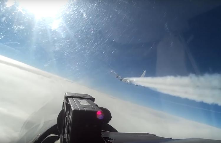 Видео перехвата американского авиаразведчика  распространило Минобороны РФ