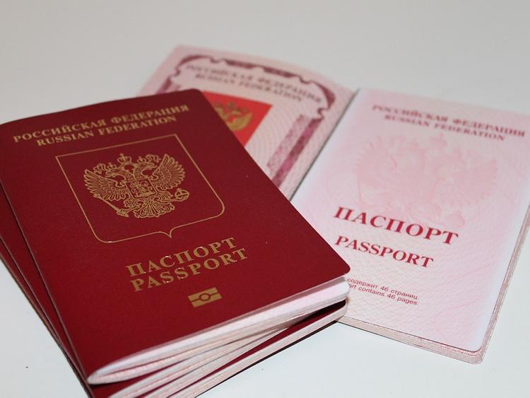Восемь человек стали гражданами РФ, отказавшись от эстонских паспортов