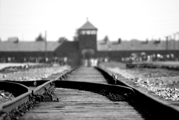 Американцу грозит год тюрьмы за воровство "части путей" ж/д Освенцима