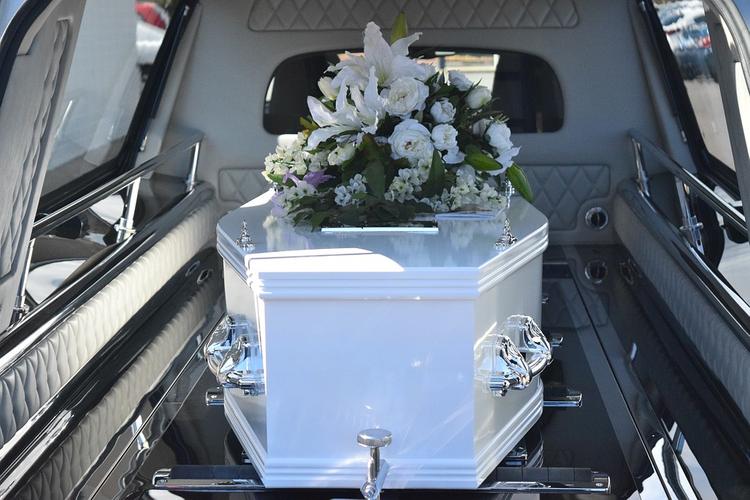 В  Рязани к зданию администрации  привезли гроб скончавшейся в возрасте 51 года бизнесвумен