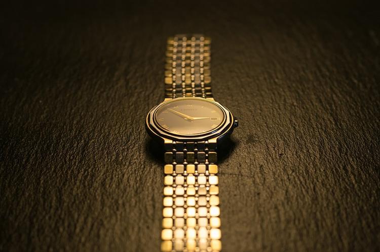 В аэропорту Дубая у петербурженки украли часы с бриллиантами почти за 1 млн рублей