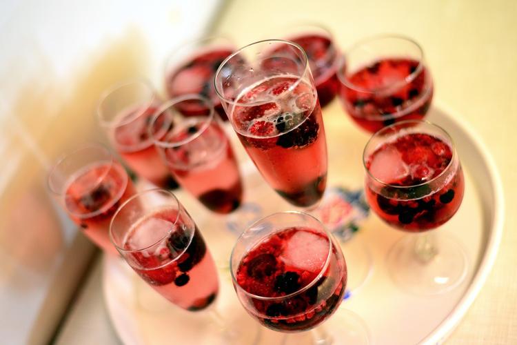 В Госдуме поддержали возврат алкогольных напитков в учреждения культуры