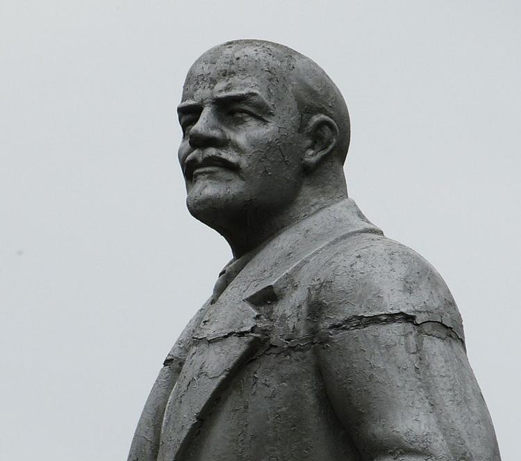 Жителям Москвы предложили  помыть бюсты Ленина и Маркса на субботнике