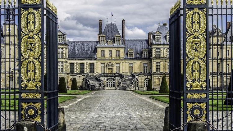 На аукционе во Франции за 500 тыс. евро продали трон Наполеона