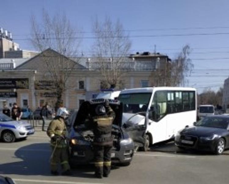 В Ростове-на-Дону автобус столкнулся с  маршруткой, есть пострадавшие