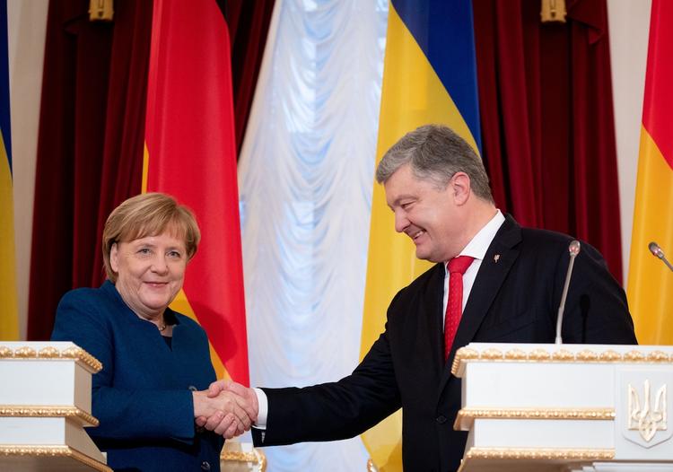 Порошенко и Меркель поддержали "пасхальное перемирие" в Донбассе с 18 апреля