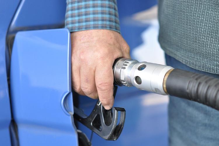 Экономист: Почему при снижении цен на нефть растет стоимость топлива