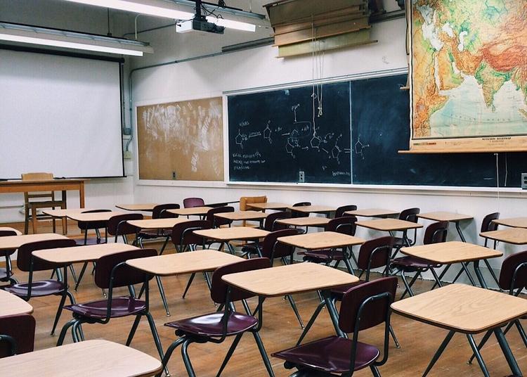 Уволена учительница одной из красноярских школ, ударившая восьмиклассниц