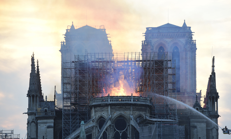 Шнуров посвятил стих горящему собору Парижской Богоматери