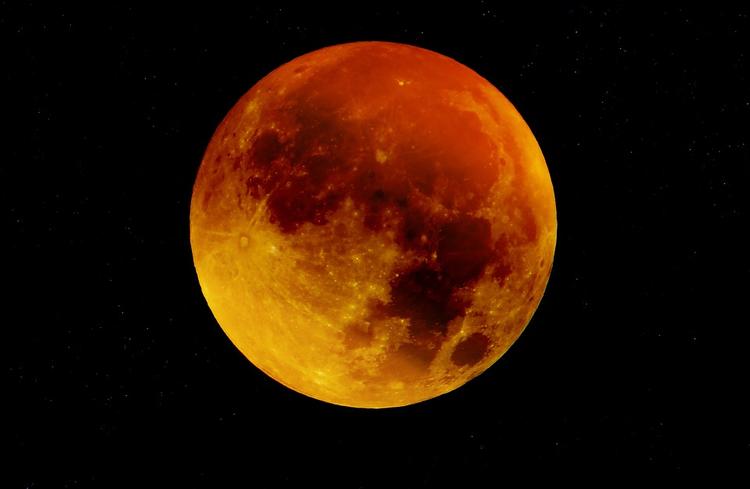 В ночь на 20 апреля над Землей взошла розовая Луна