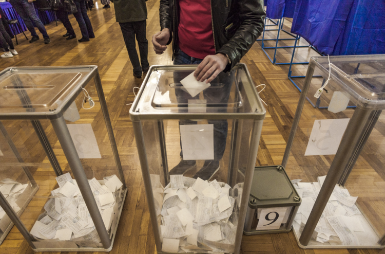 В Ровно полицейские взломали сейф с избирательными бюллетенями