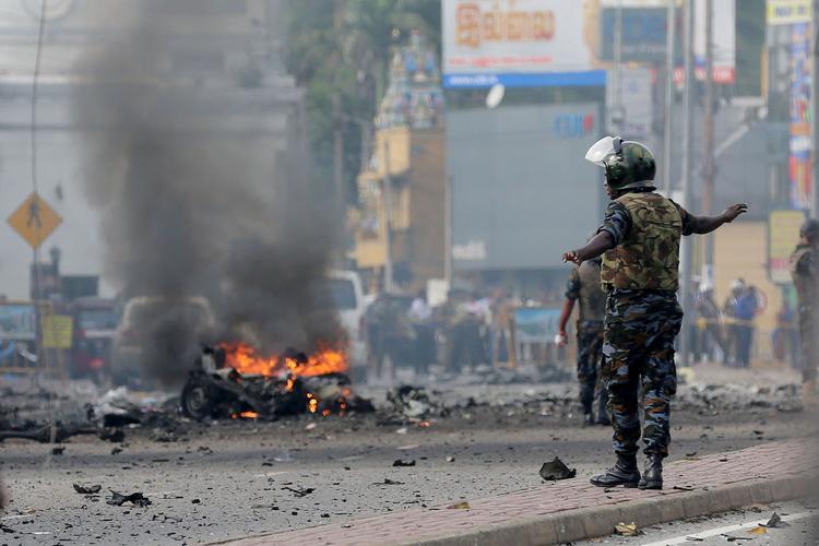Количество жертв серии взрывов на Шри-Ланке превысило 300