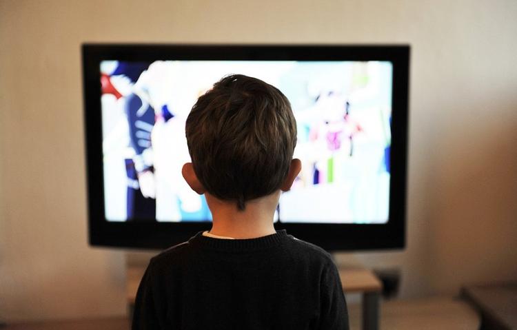 Роспотребнадзор рекомендует реже включать телевизор в присутствии детей