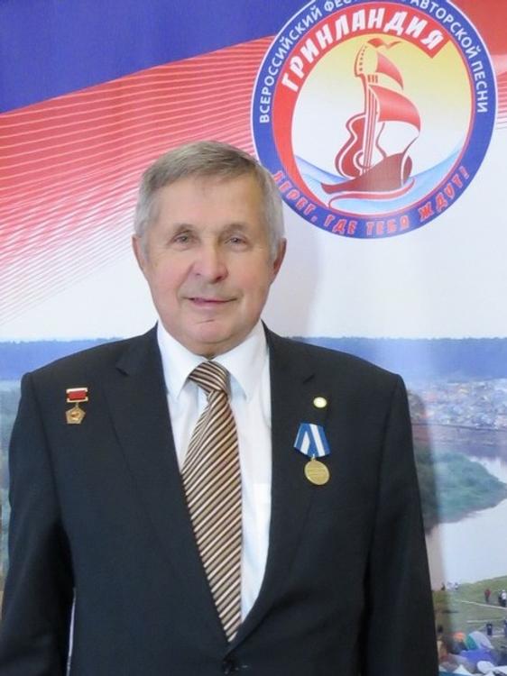 Олег Валенчук поздравил Виктора Савиных с высокой наградой