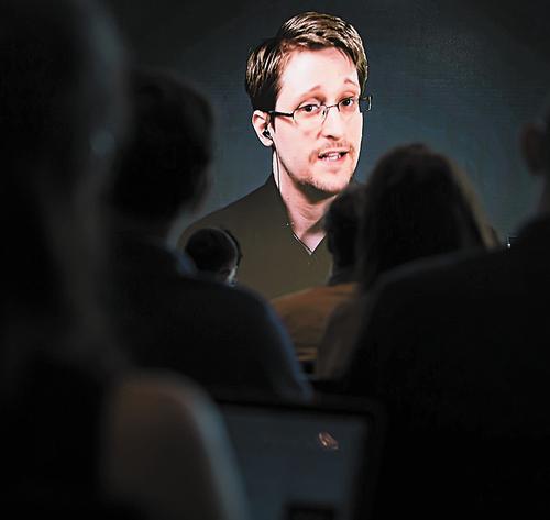 Почему бывший сотрудник ЦРУ Эдвард Сноуден попросил российское гражданство
