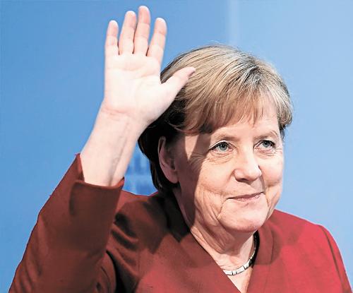 Президент Германии попросил Меркель задержаться на посту канцлера