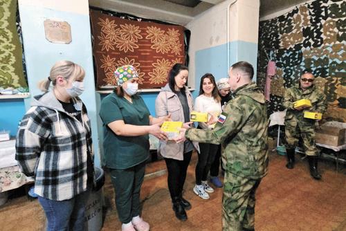 «Весеннее душевное тепло для женщин Донбасса»: новая акция «Аргументов недели»