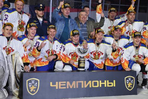 Валерий Сухих наградил победителей Офицерской хоккейной лиги 