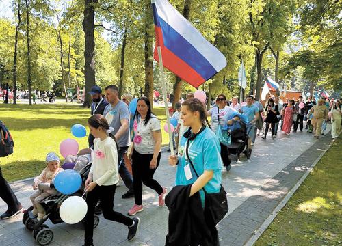 В России вместо гей-парадов предложили проводить шествия многодетных семей