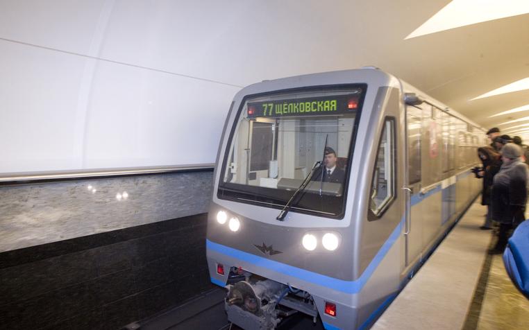 В московском метро мужчина упал на рельсы, поезда задерживаются