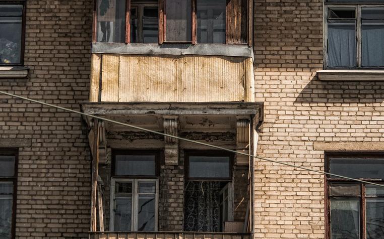 В Петрозаводске молодая пара едва не упала на улицу вместе с балконом