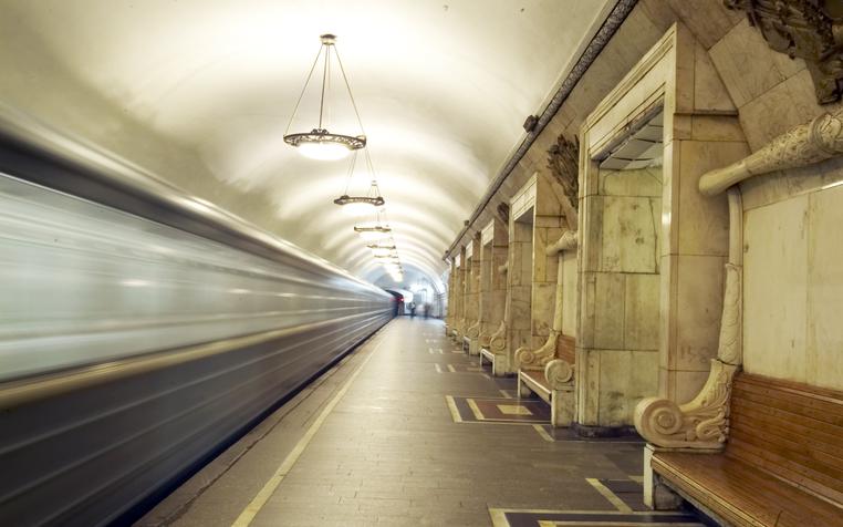 В московском метро пассажир застрял между платформой и вагоном