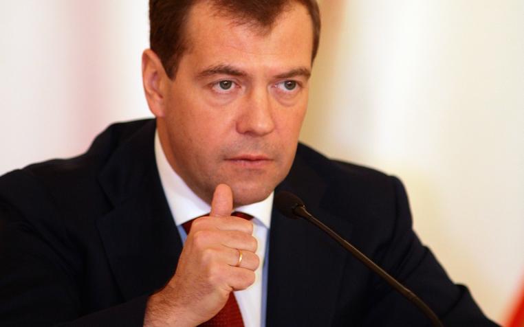 Медведев побеседовал с бывшим и новым главами администрации президента