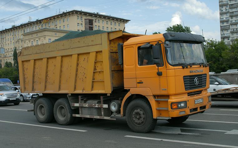 Мусоровоз опрокинулся в Москве и засыпал дорогу содержимым