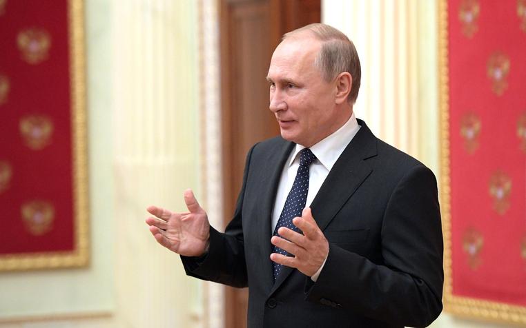 Трибуна Путина в Кремле стала популярной - гости стоят в очереди за селфи