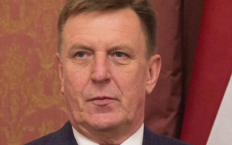 Премьер Латвии захотел посмотреть на российских военных