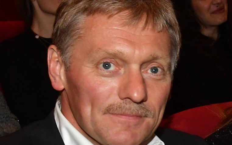 Песков прокомментировал поджог машины у офиса адвоката Алексея Учителя