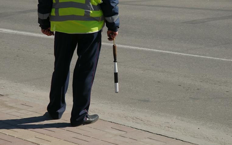 Работник ДПС, позволивший знакомым в Тюмени ездить с фальшивыми номерами, уволен