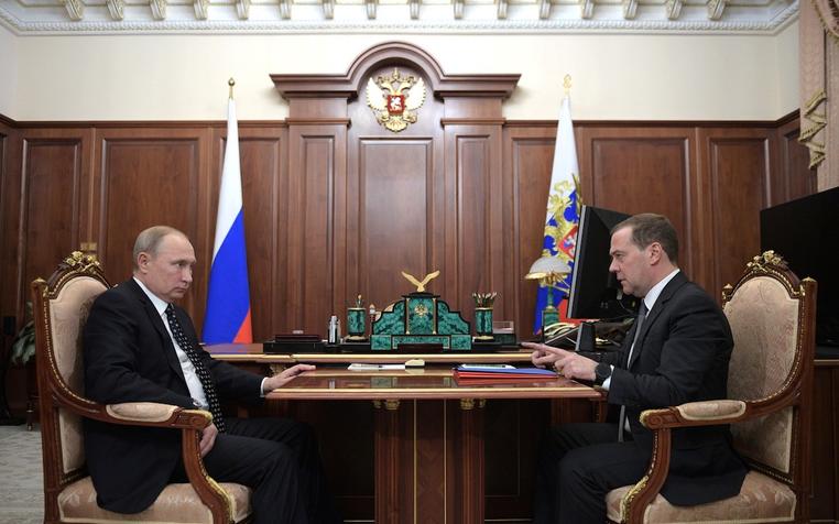Путин и Медведев обсудили в Кремле реализацию госполитики в Арктике