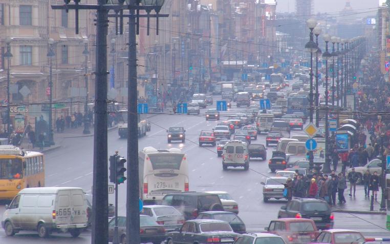 На Невском проспекте в Петербурге автомобиль вылетел на тротуар