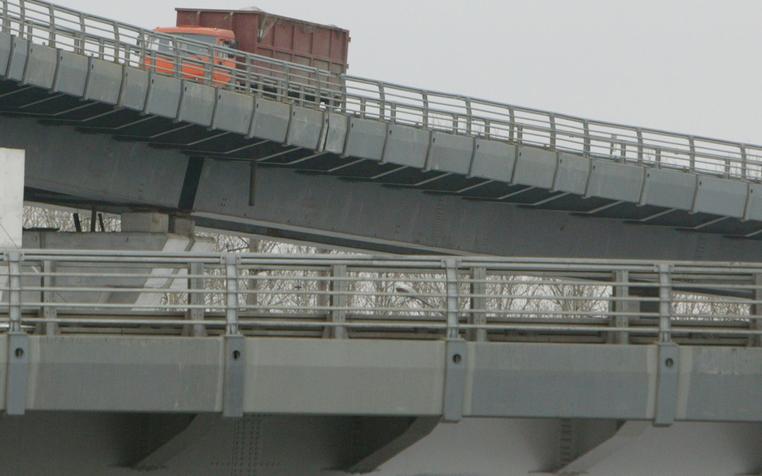В Москве грузовик рухнул с эстакады