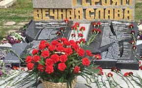 Установленный в севастопольской Орловке мемориал с именами крымских татар, погибших на войне, разбит вандалами
