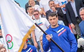 Самбисту Артёму Осипенко вручили Олимпийское знамя