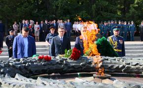 В Челябинске возложили цветы и венки к Вечному огню